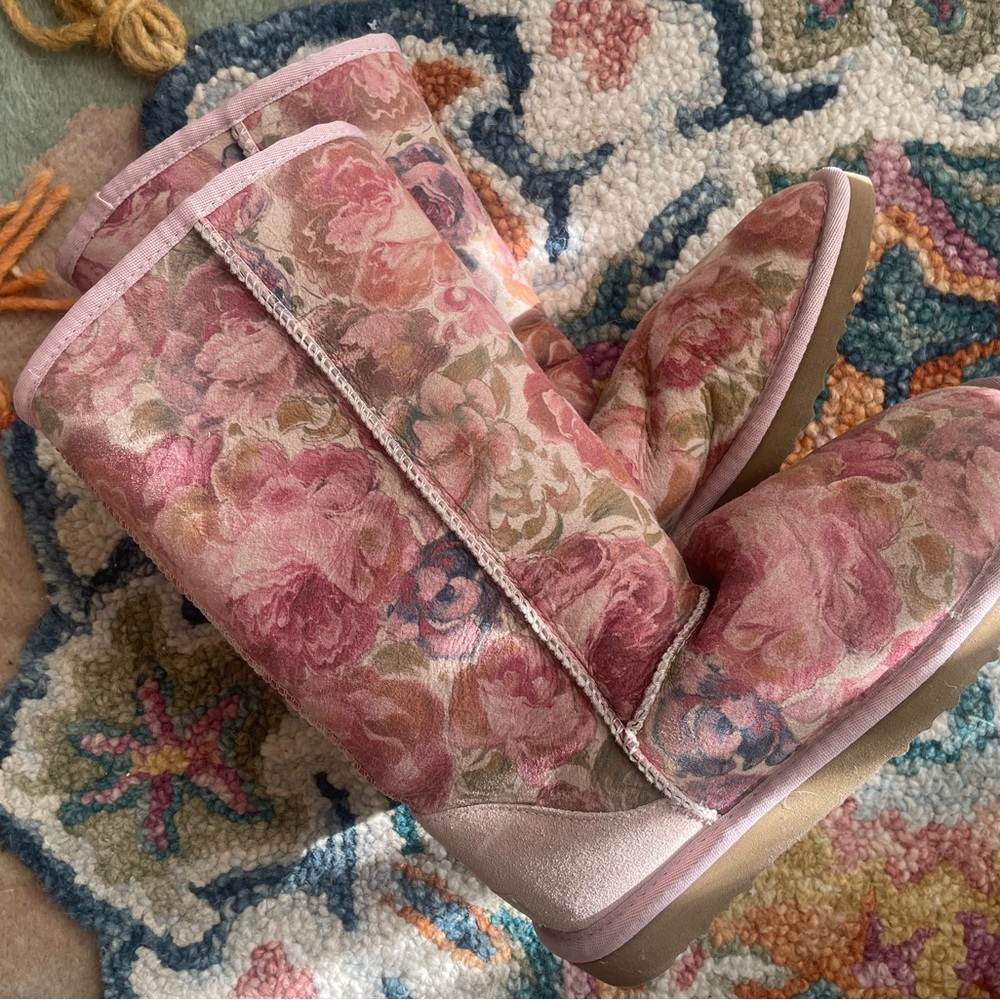 UGG boots with floral print 🌸